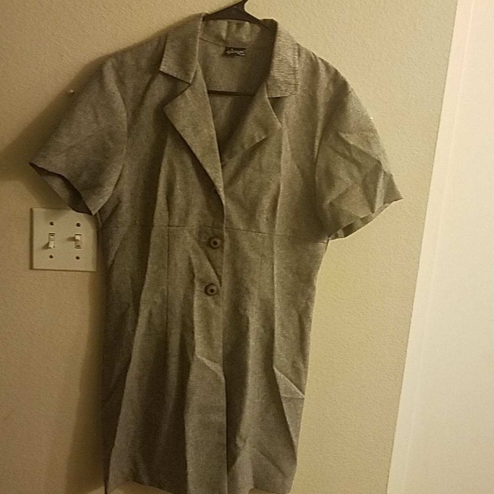 Women's 3 Button, tapered waist, top